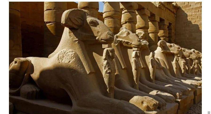 在古埃及神庙前的狮身羊面像即阿蒙神的形象.