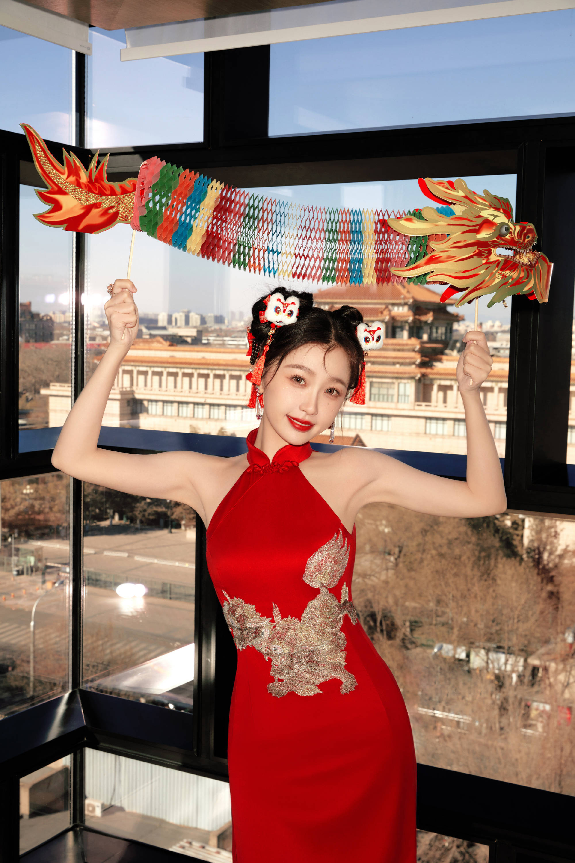 虞书欣化身年画娃娃送福气 穿挂脖旗袍轻摇红扇-搜狐大视野-搜狐新闻