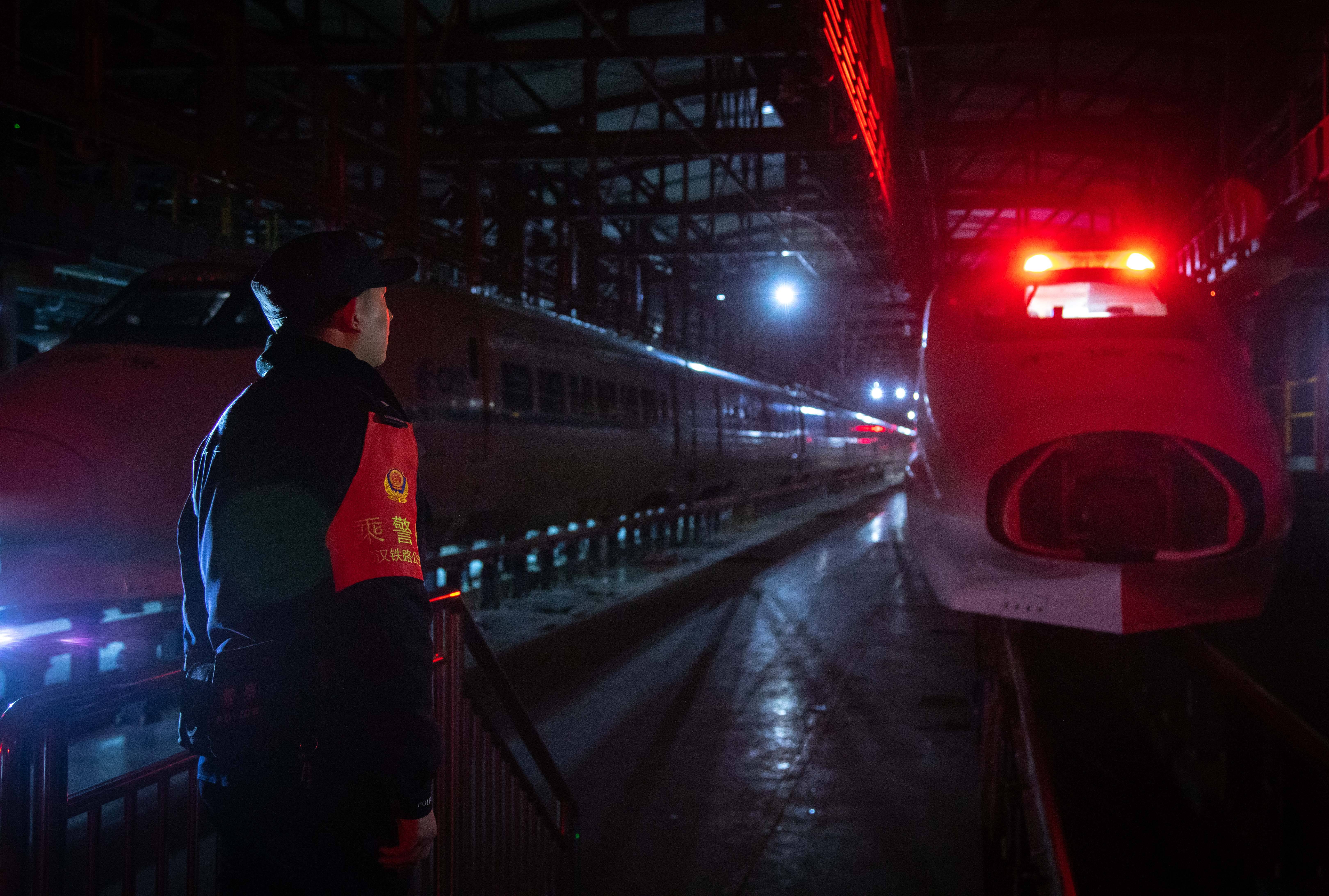 《夜"警"初心》 武汉铁路公安处 钟鹏宇 摄沈阳北车站派出的为民服务