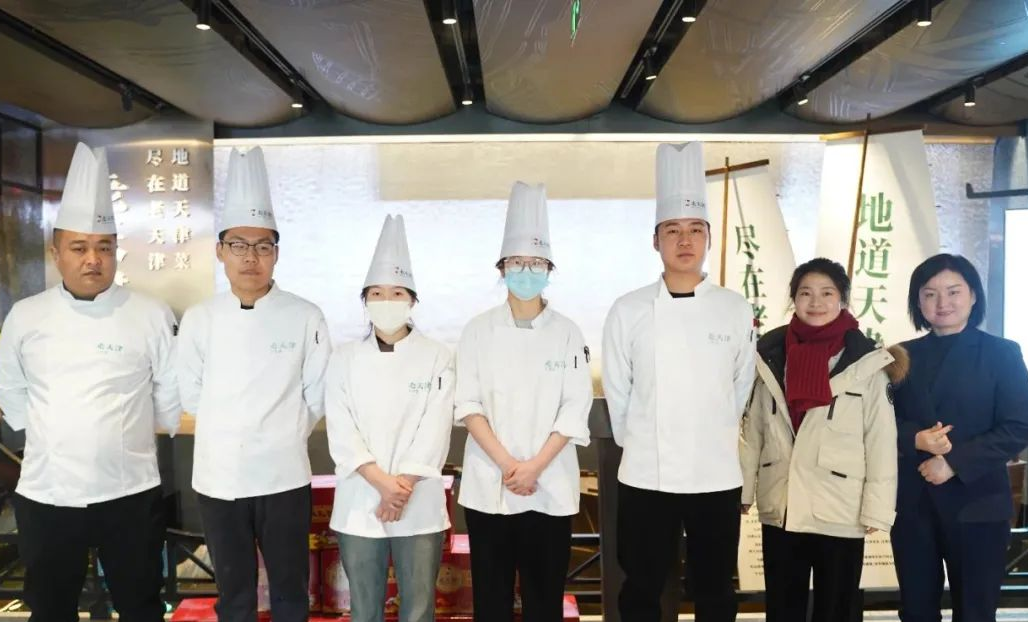 让学生足不出户也能深入真实的工作环境观摩学习,与企业名厨交流经验