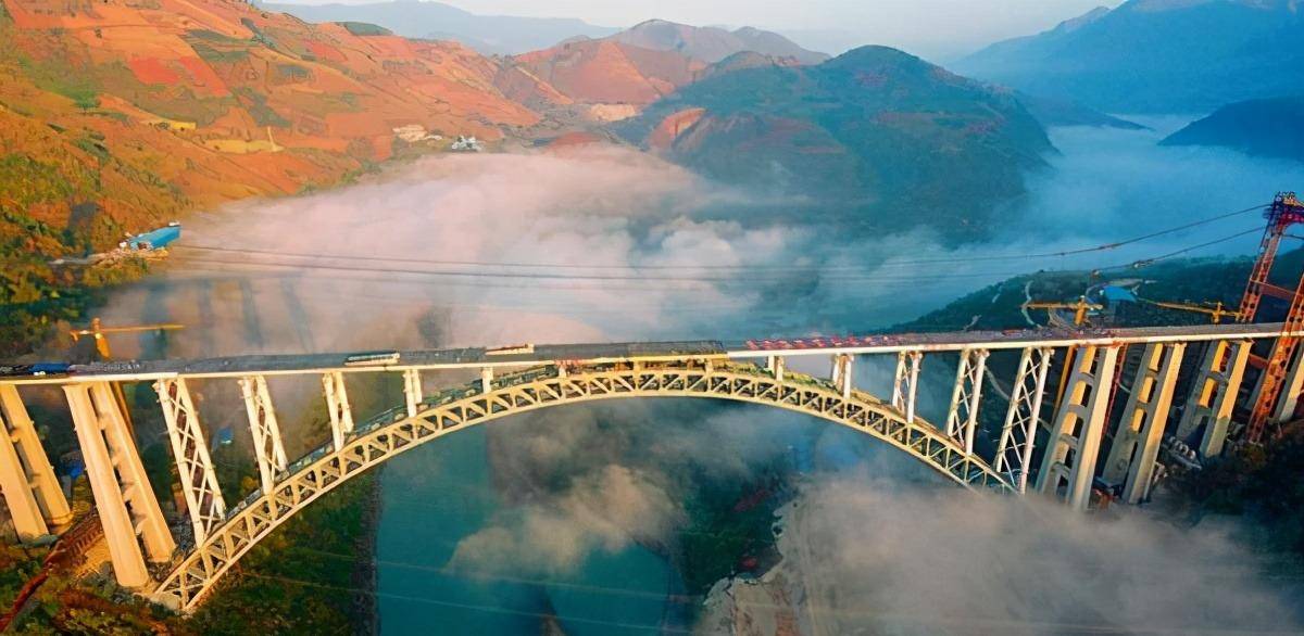 耗资12年2800亿在山上挖个洞,只为行车5分钟_隧道_大柱_建设