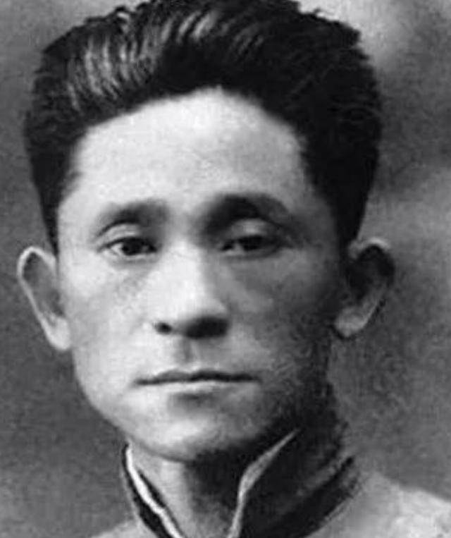 照片冲洗出来后,马上就被送到徐远举,周养浩的面前,他们反复看了多次