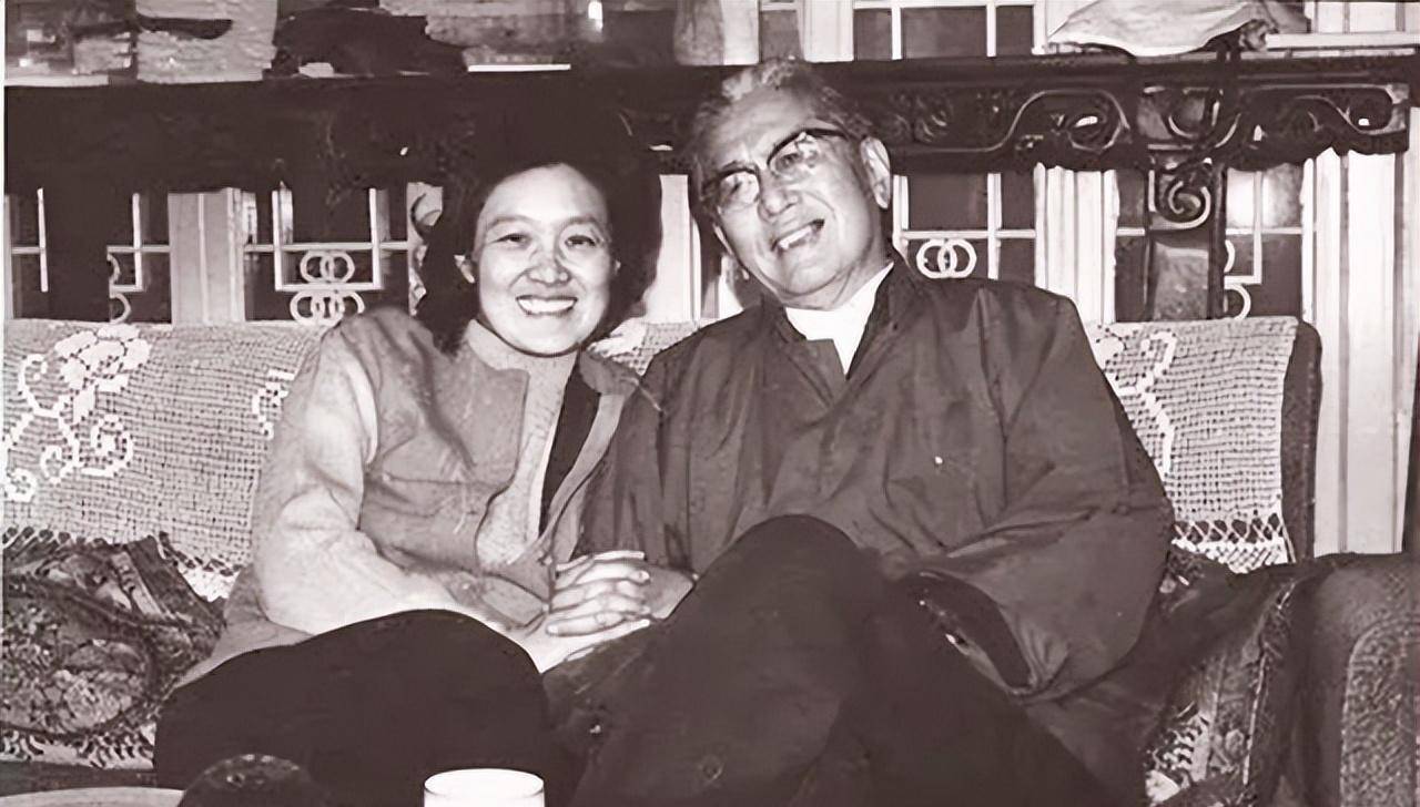 1983年元旦,乔冠华出院后,邀请吴祖光,冯亦代等老友吃饭,大家痛