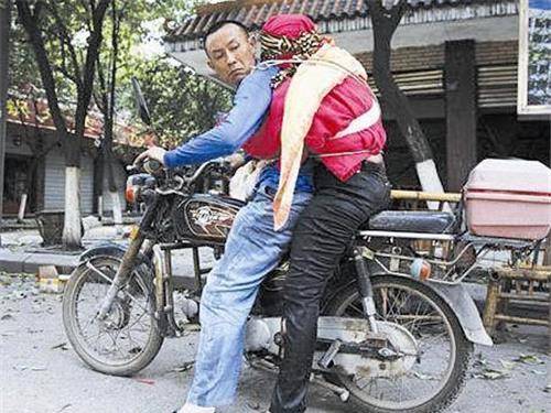 2008年汶川地震,那个开摩托车背"亡妻"回家的男人,如今怎样了
