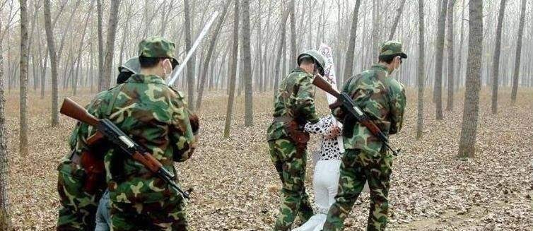 一个死刑犯身边会有四名武警,其中两位是左右架手,主要任务就是控制