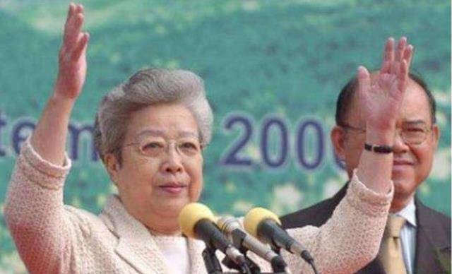 她是中国铁娘子,从副厂长做到副总理,69岁裸辞副总理