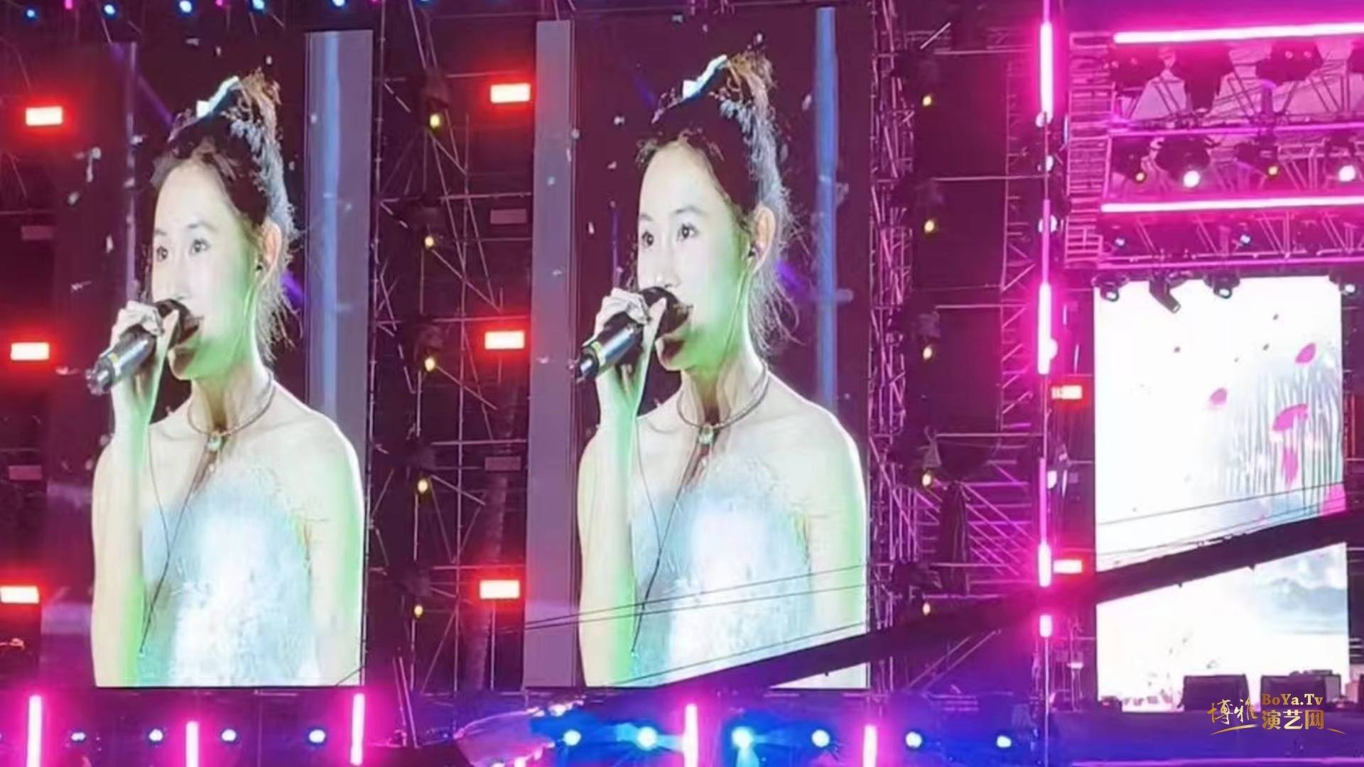 西双版纳"璀璨银河·白象沙滩"新年烟花嘉年华春节!与