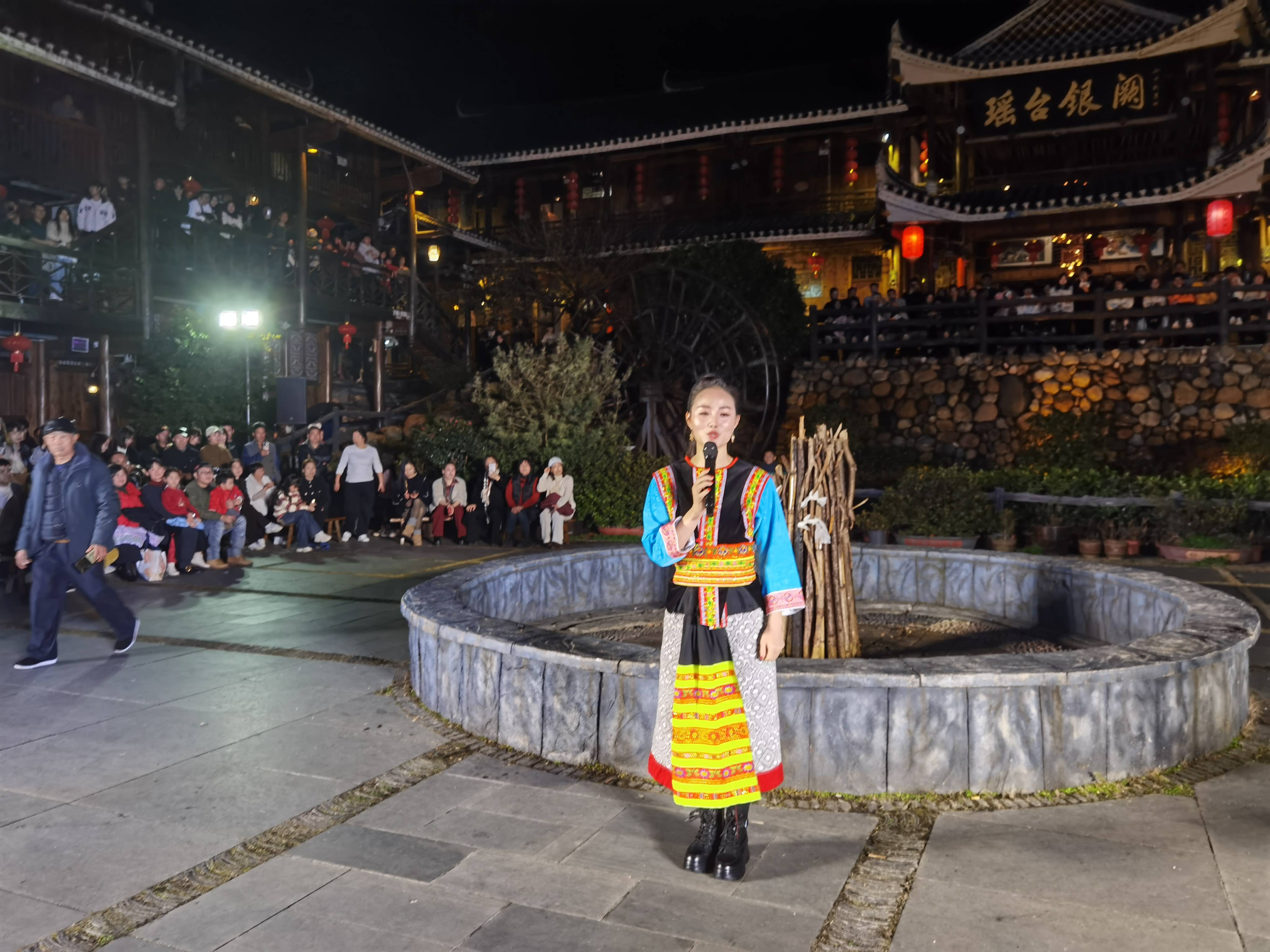 当悄人节遇上龙年财神日,穿岩山撞出非一般的人气火花