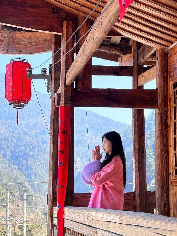 沈梦辰晒新年回湘西老家的合影,一家人其乐融融温馨又幸福!