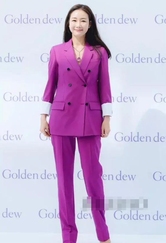 崔智友带火一种"高贵紫"穿法:真空穿西装 烟管裤,高级