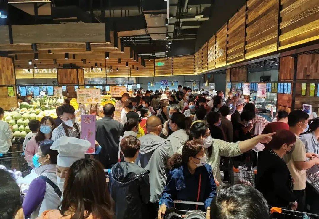 胖东来愣是把超市干成了景点!网友求开店_员工_顾客_企业