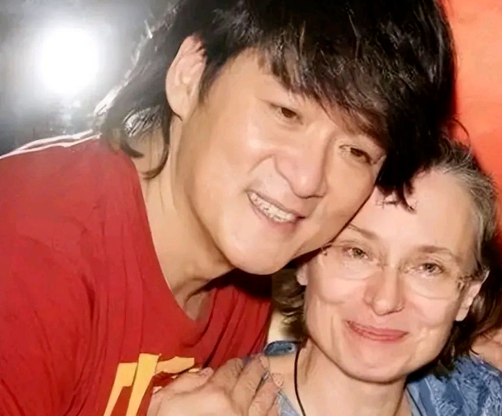 周华健与妻子被嘲像母子:结婚38年,一直被劝离_康粹兰_岁月_工作