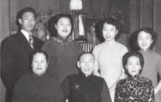 2003年杜月笙墓地:无人打扫,破败不堪,青苔爬满了走道