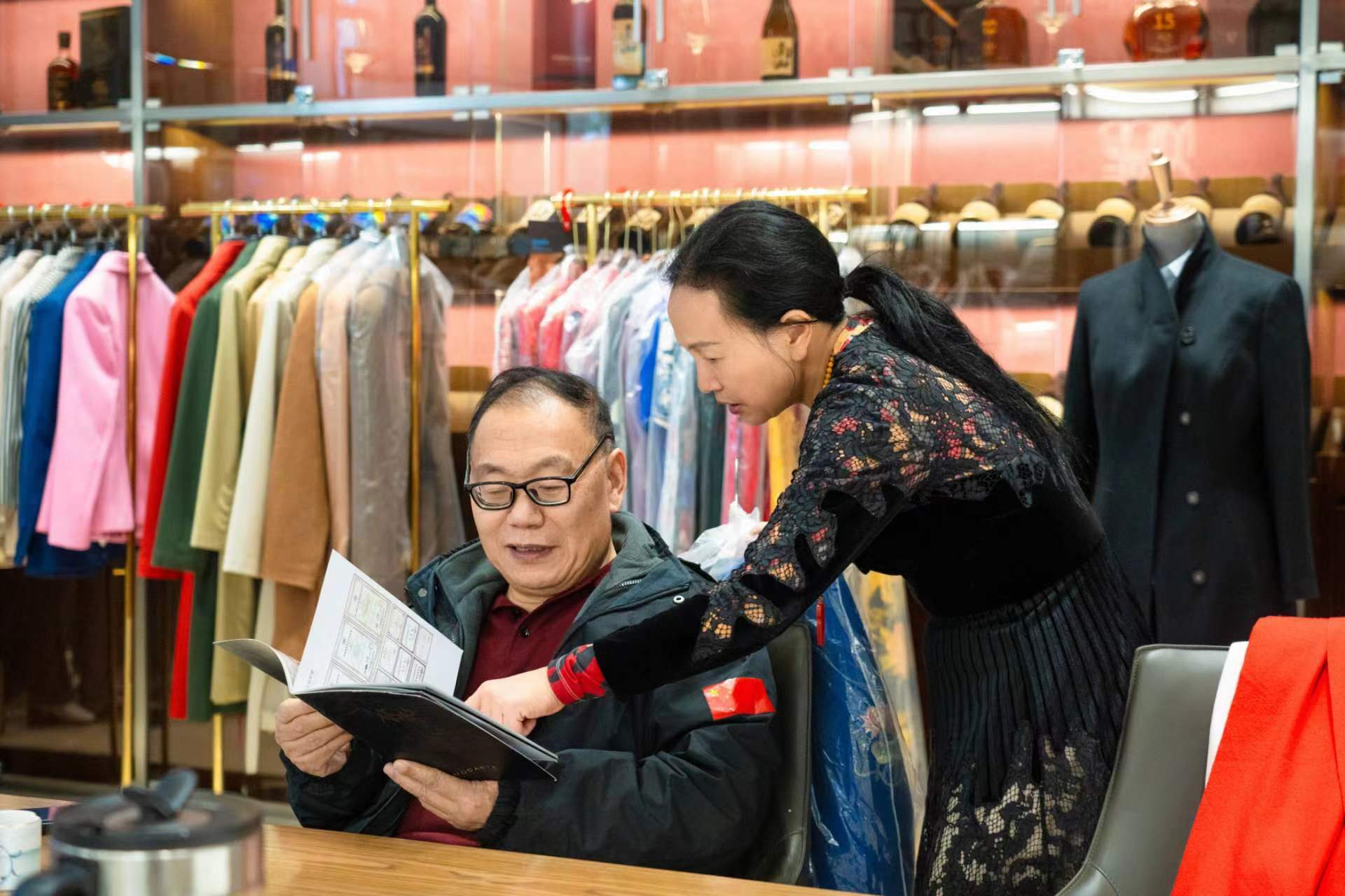 李长征带队现场拍摄制作,"龙腾汉唐"牌旗袍即将走上台