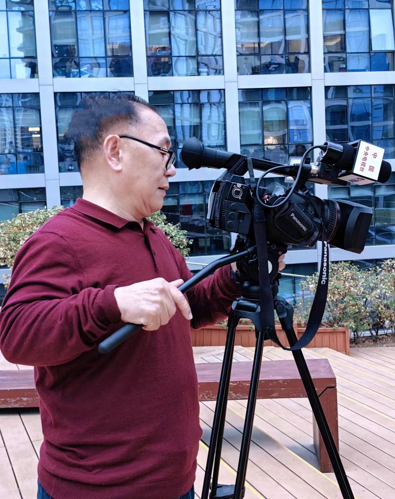 李长征带队现场拍摄制作,"龙腾汉唐"牌旗袍即将走上台