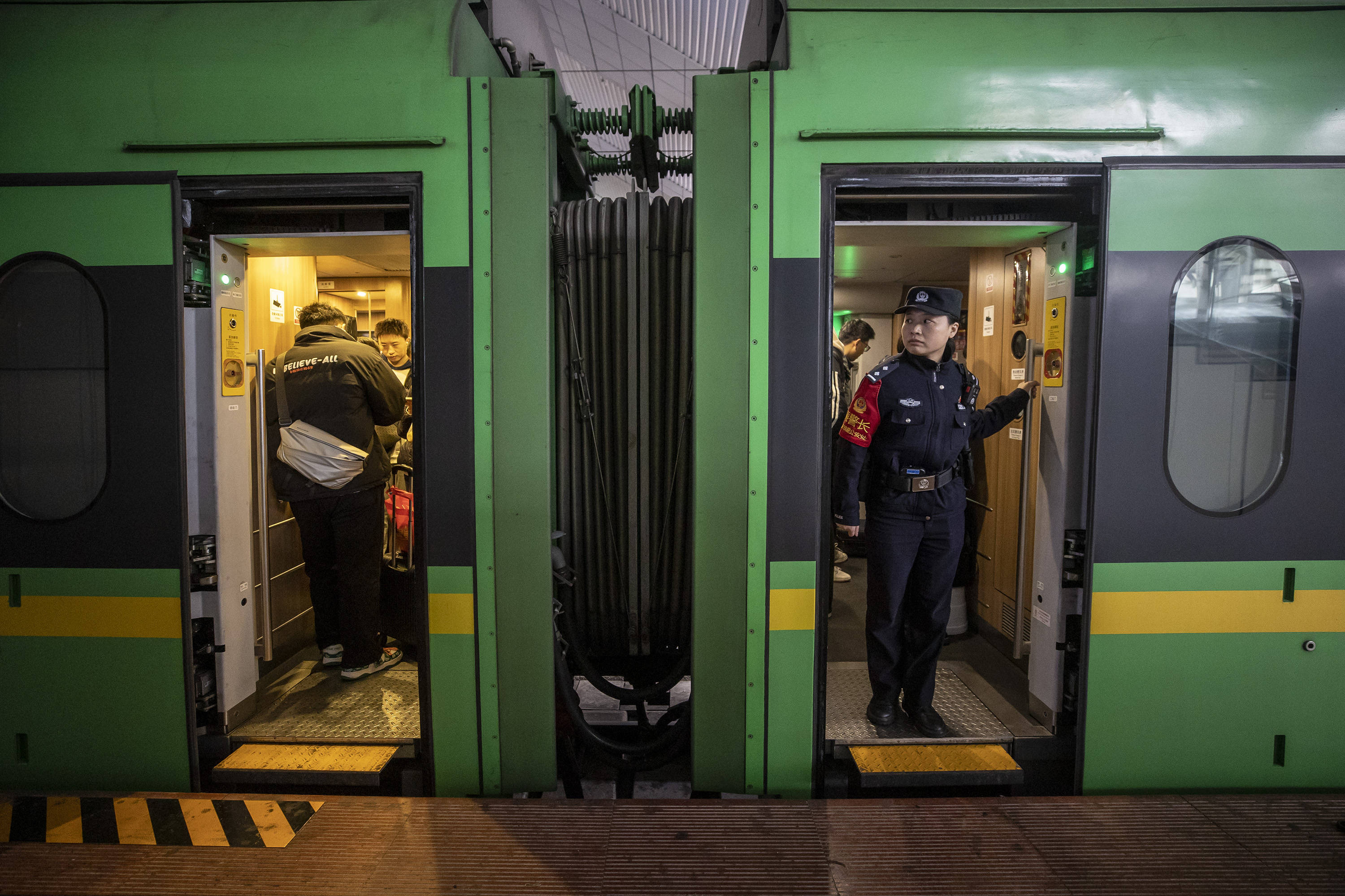 2024春运全国铁路公安民警"风采杯"纪实摄影大赛作品