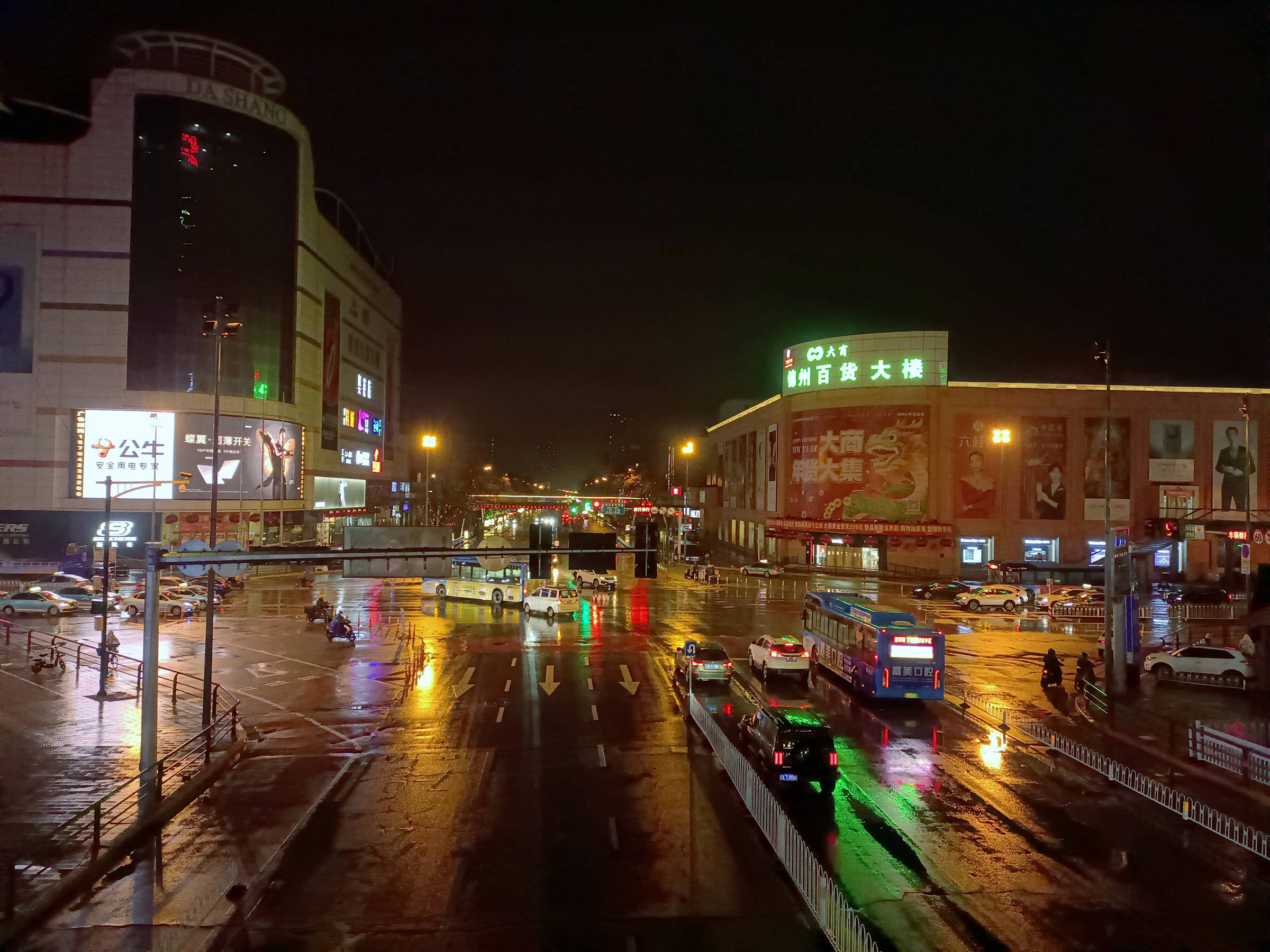 马路夜景图片真实图片