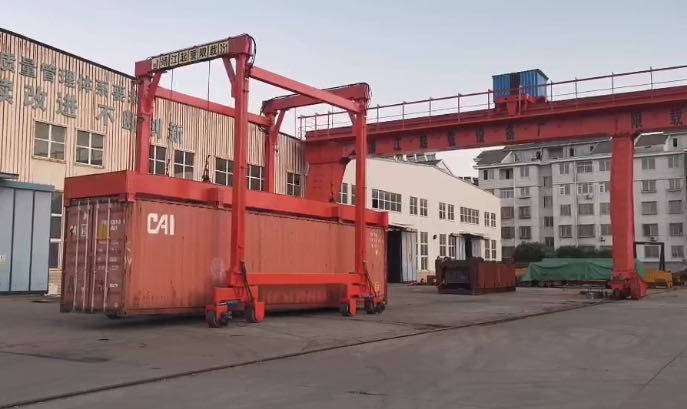 集装箱跨运车功能多,应用广!_作业_装卸_码头