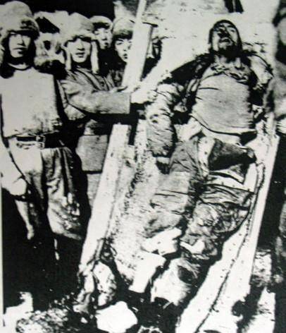 也没有打死杨靖宇,当史志办出示他拉着杨靖宇将军遗体的一张合影时