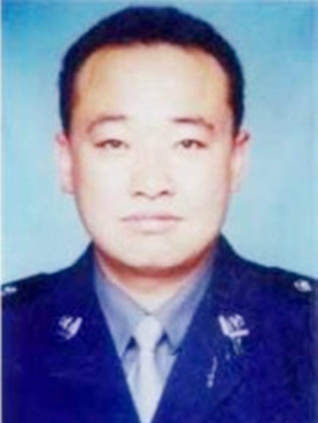 05年,人民英雄芮志江勇斗4歹徒牺牲,追悼会上儿子含泪向父敬礼_白城