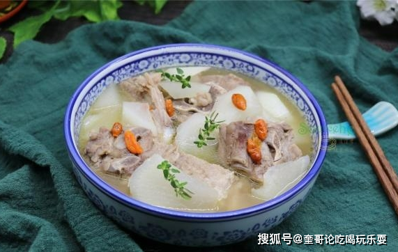 这时,汤汁已经变得乳白色,羊肉和白萝卜也都充分吸收了汤汁的鲜美