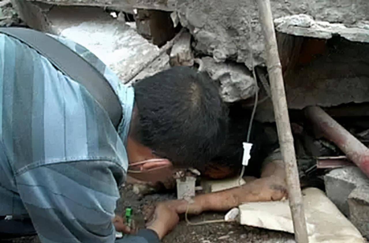 陈坚,人们都说他人如其名,很坚强,很坚强,但陈坚本名张坤,父母离异后