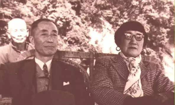 孙多慈听从父命,嫁给了死了老婆,有三个女儿的教育厅长许绍棣