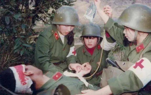1986年老山战场照《死吻》:那名救护队女战士张茹,后来怎样了_越南_赵