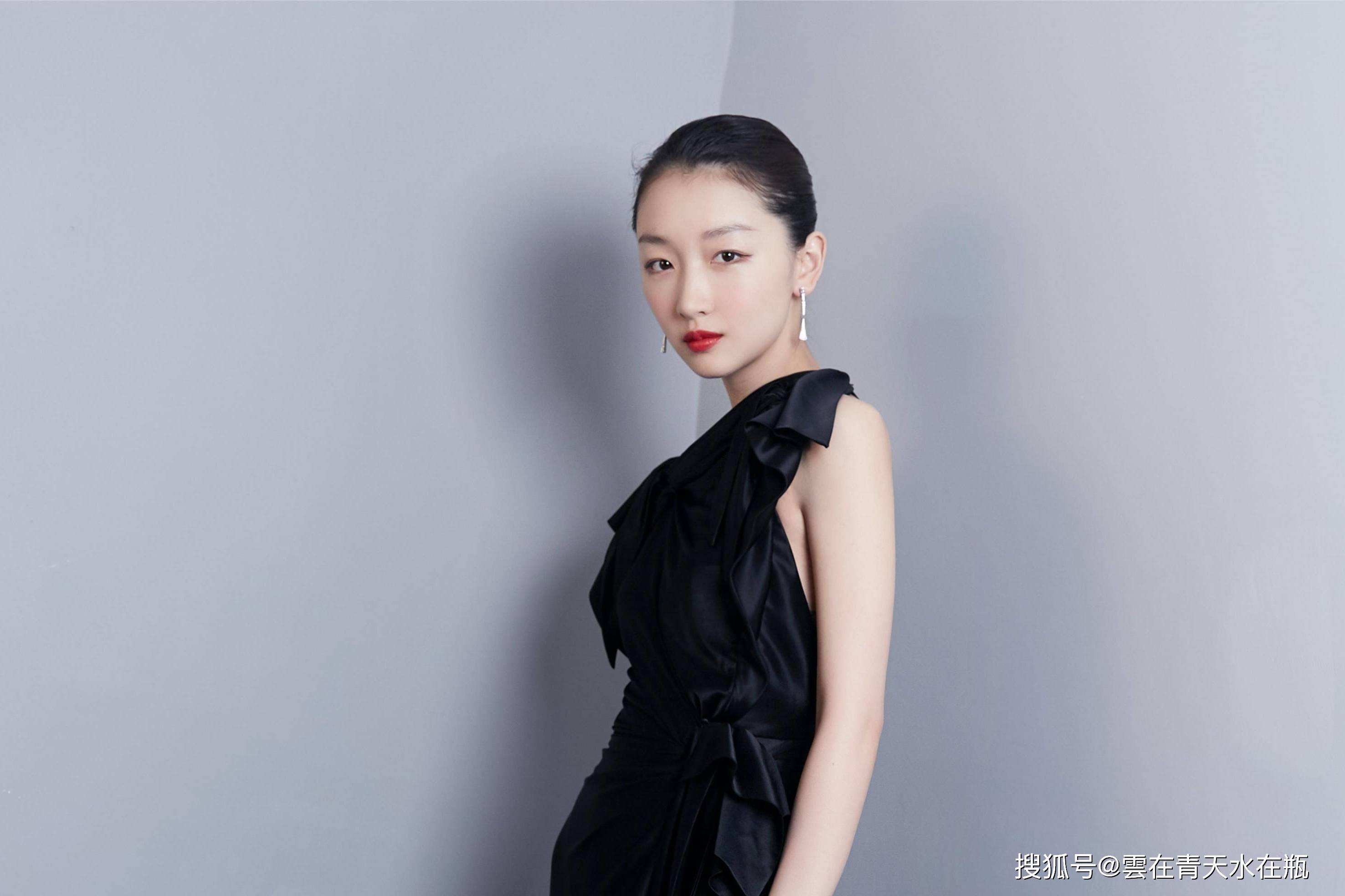 为什么商务上杨紫一直被同岁的周冬雨给压得死死的?_营销_票房_缺点