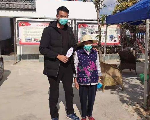 75岁老人送鞋垫给官兵,如今塞尔维亚总统求助,网友:还是中国好_东方
