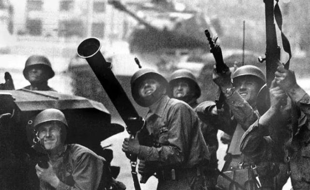 原创一位拿着ak-47孤独赴死的总统,钢盔和冲锋枪是他最后的誓言