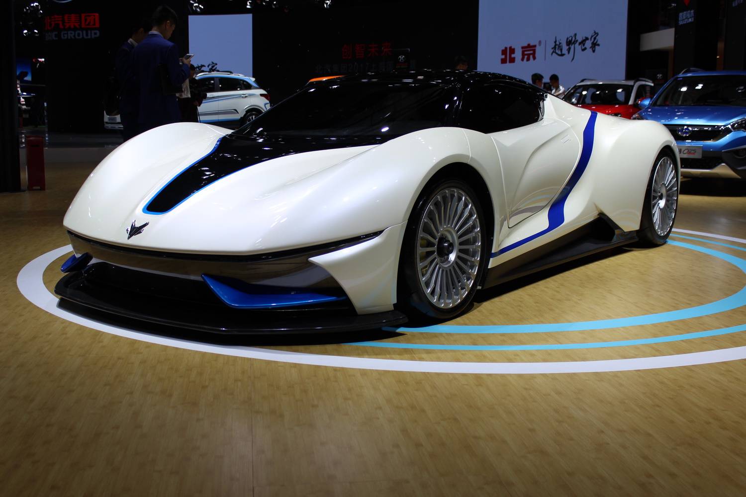 蔚来ep9发布的同一年(2016年),北汽新能源旗下arcfox极狐品牌推出了