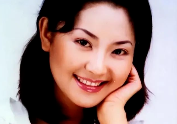 央视主持人方琼原来不姓方,和大8岁领导闪婚生子,她过得幸福吗?
