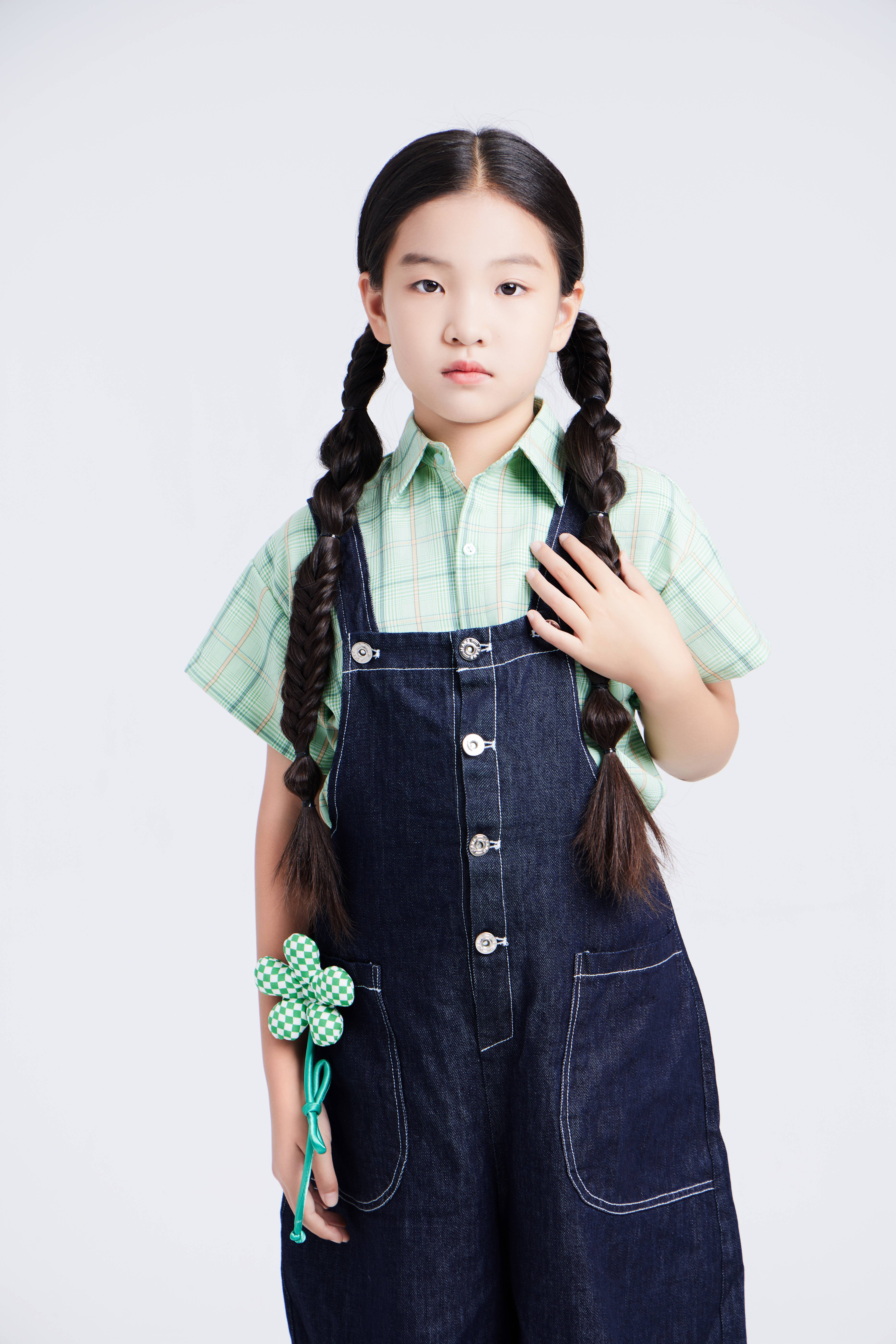 张溪格的长相干净利落中有种清冷感,不同于传统偏