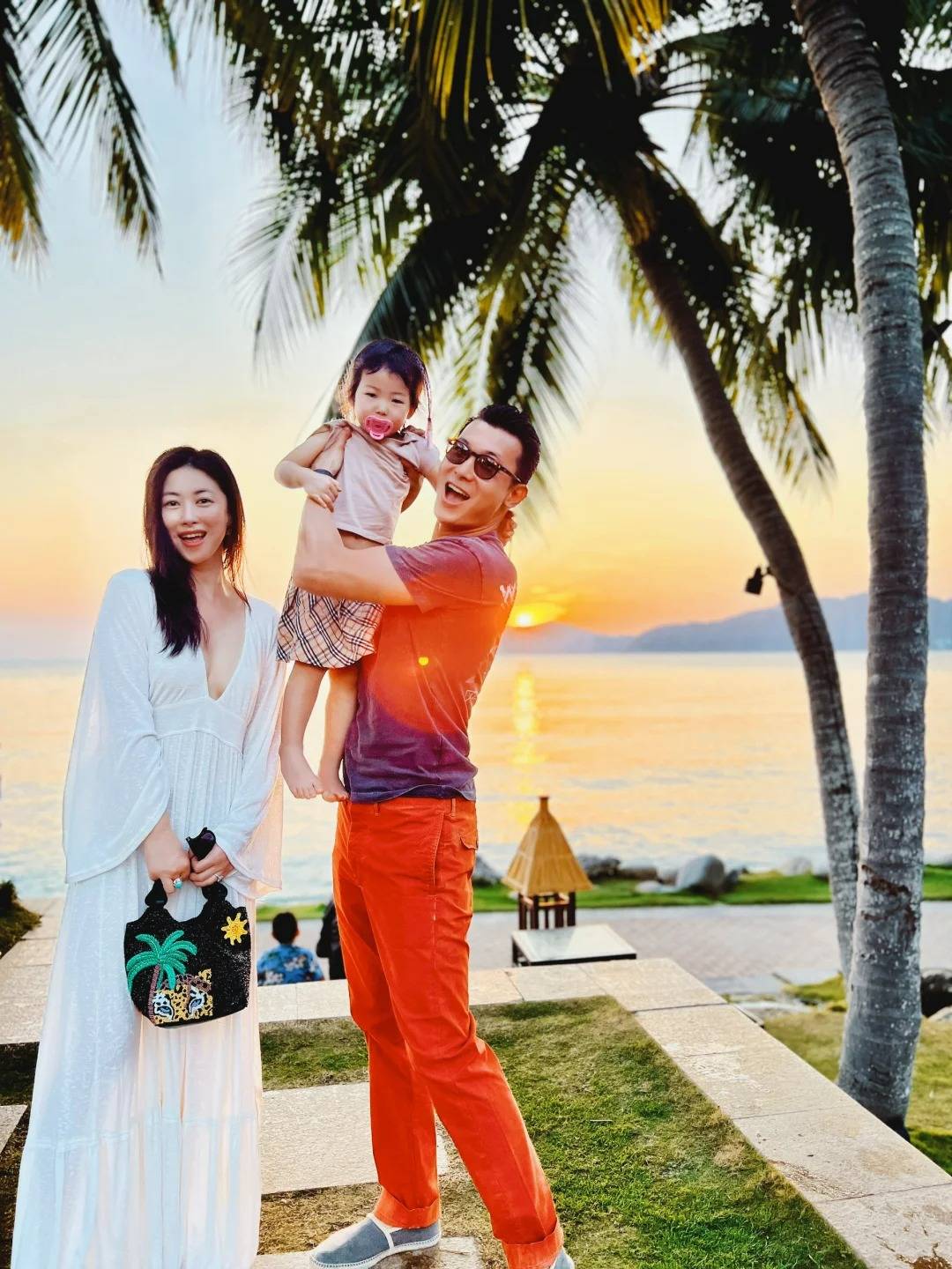 朱珠海南度假,性感比基尼大方出镜,与丈夫王昀佳坐帆船冲浪_朱珠和