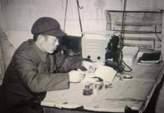 1950年,邓华携妻子回故乡祭祖,走到前妻墓前时:我们