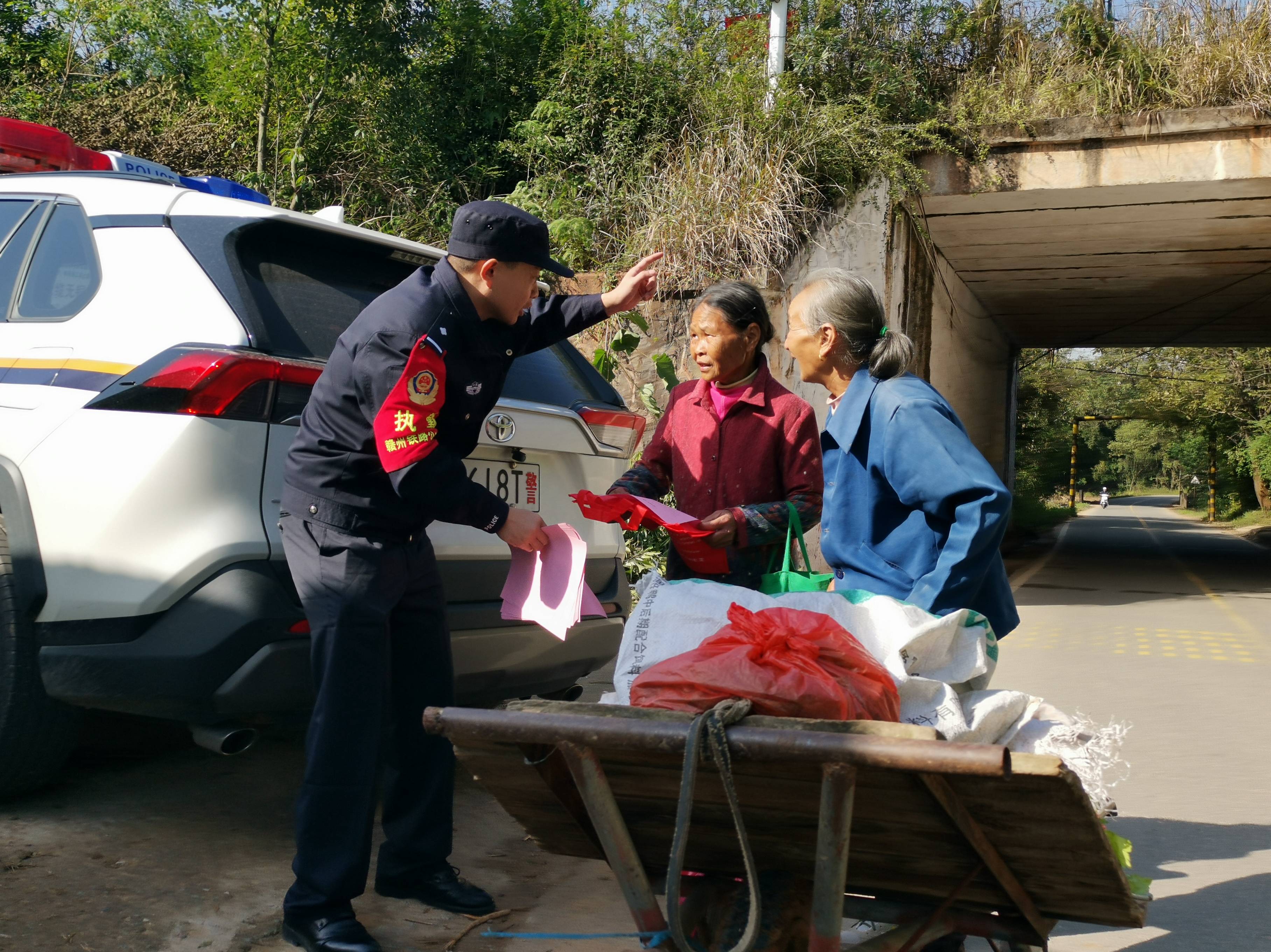 《话安全》 赣州铁路公安处 崔斌 摄  信丰西站派出所民警通过唠嗑,话