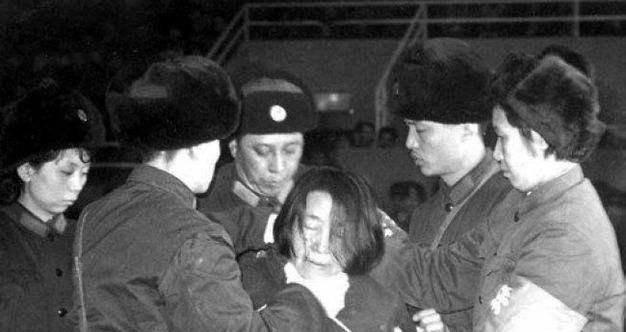 80年代女贪污犯王守信,私吞50万拒不认罪,枪决前还口出狂言_贪官_国家