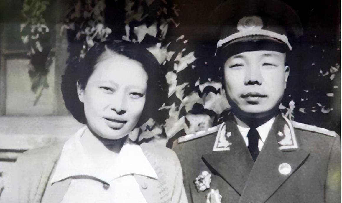 85年肖华去世,整理遗物时发现一件物品,王新兰:真是难为你了_爱人