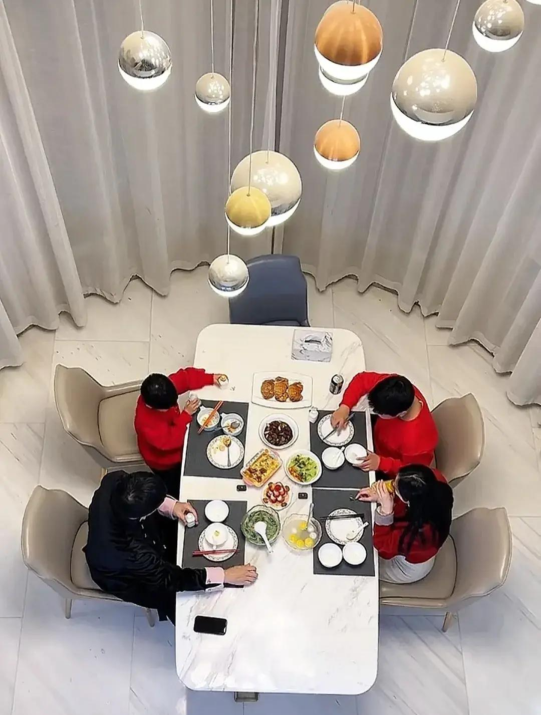 杨子一家四口豪宅过节,黄圣依为老公系围裙秀恩爱,大儿子很拘谨_安迪