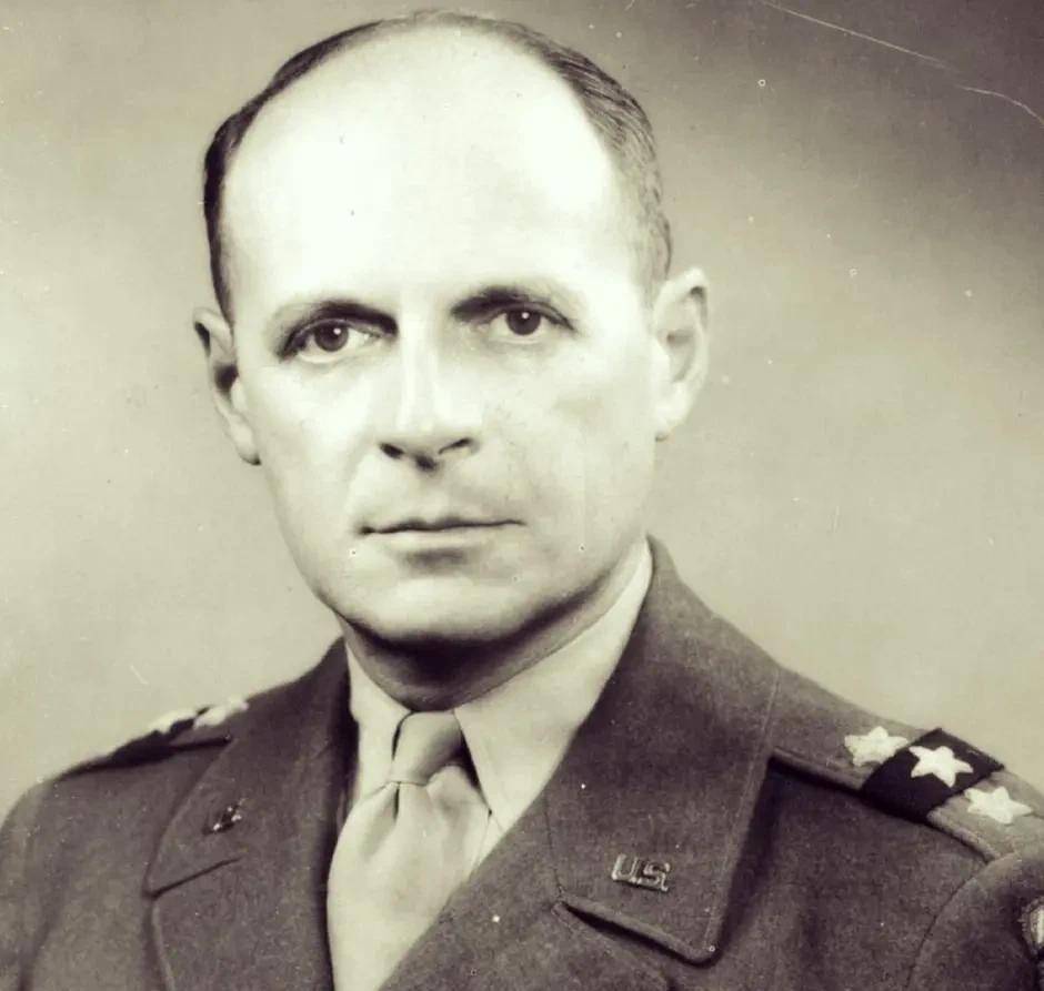 1952年,李奇微乘坐直升机被击落,杜鲁门:太危险,尽快