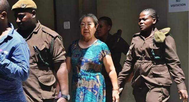 2019年中国大妈在非洲引众怒,被判15年,我国外交部回应:不袒护_象牙