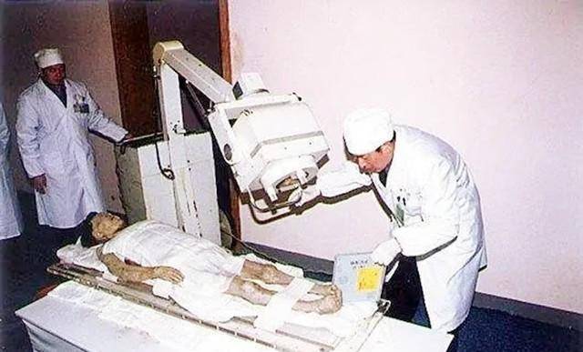 2000年前女尸无人敢解剖,小伙自告奋勇,解剖的发现令人振奋_彭隆祥