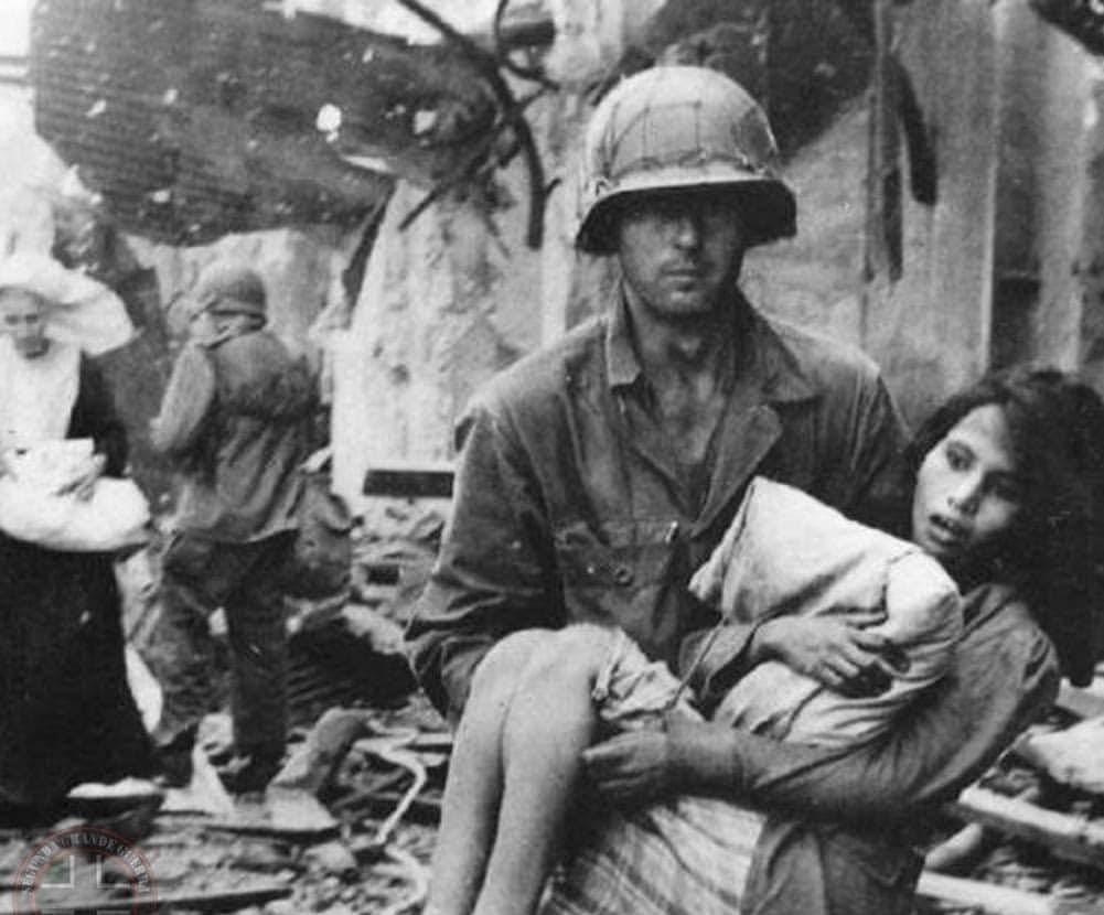 老照片背后的故事:照片上这个被美军抱出来的女孩是谁?