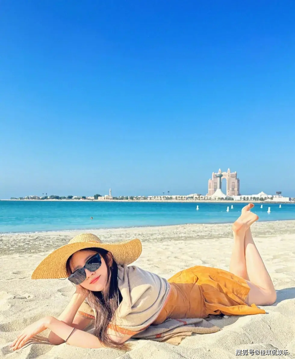 刘亦菲晒阿布扎比随拍,穿着抹胸裙躺在沙滩上,看起来又美又性感_魅力