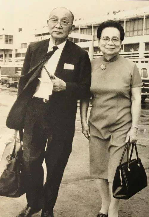 图|林语堂,廖翠凤伉俪返台,机场留影三林语堂的婚姻爱情观,也似乎有些