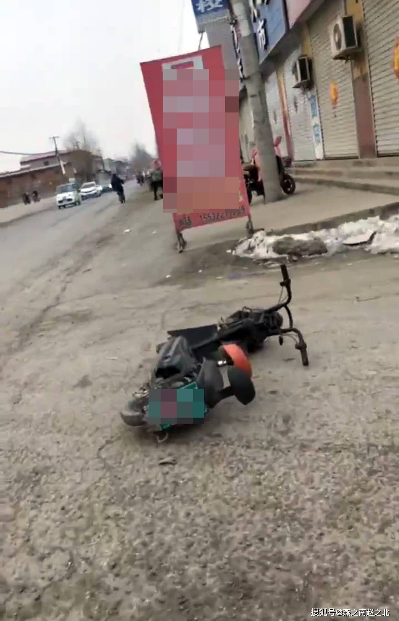 大意酿祸,骑电车路人遭碾压重创头部,不幸当场殒命