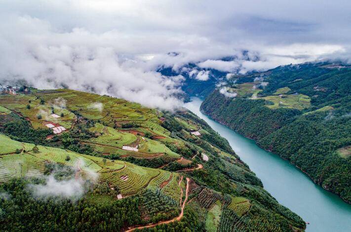 高原的唐古拉山脉,流经西藏,云南等地,最后流入缅甸境内,再汇入湄公河