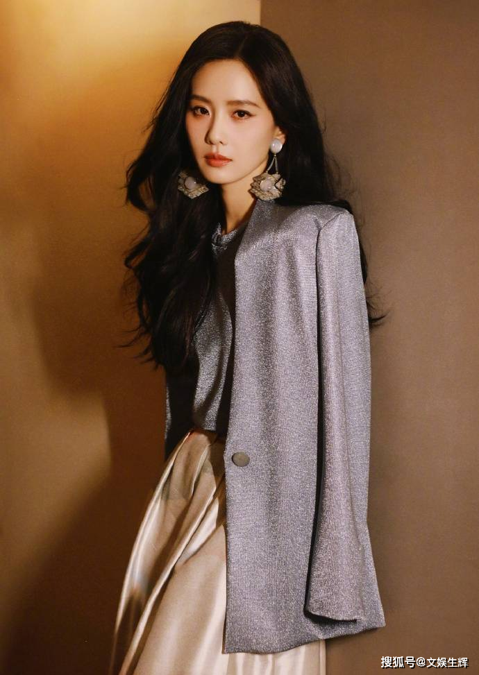 刘诗诗蓝色西服亮相,卷发配腰身展高贵魅力_造型_气质_波浪