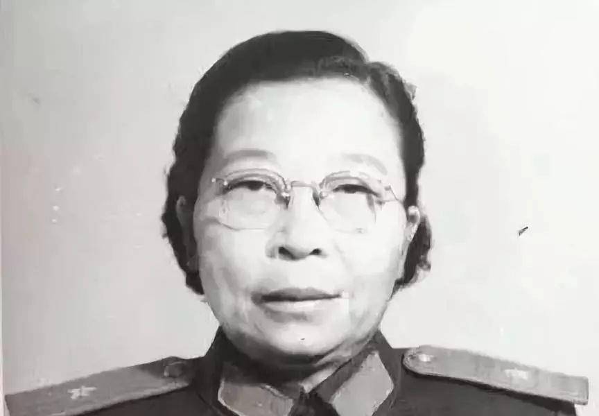 开国中将码头视察,见一贫苦老妇人,说道:她是我失散